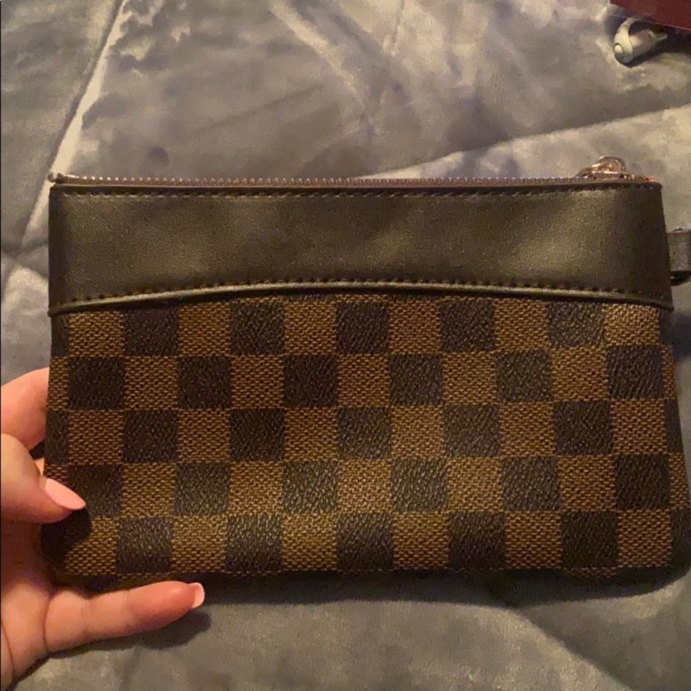 Louis Vuitton small wallet NOT AUTHENTIC